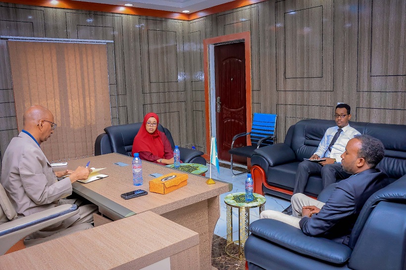 Guddoonka oo booqday Xarunta Baarlamaanka.jpg